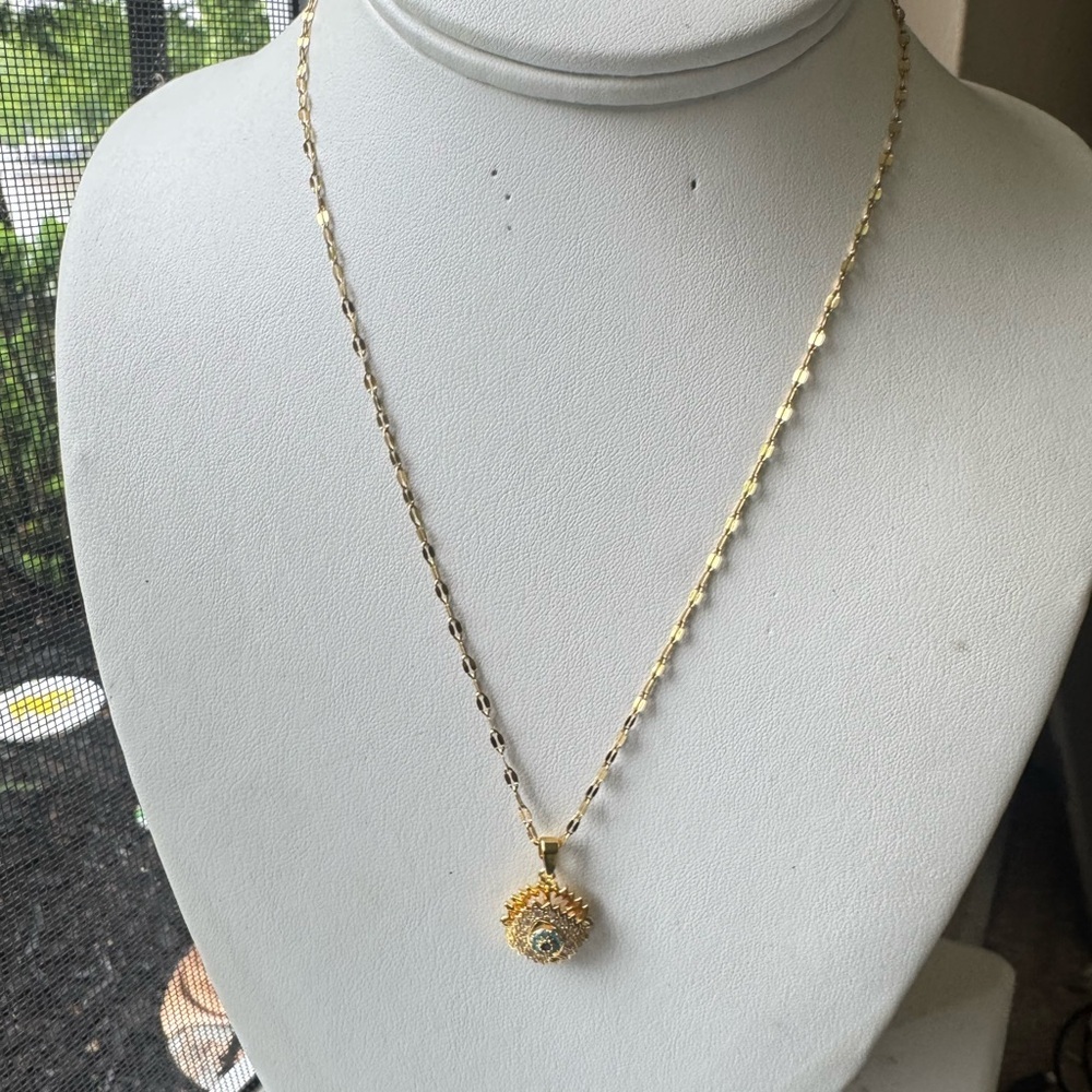 Elegant Gold Necklace with Blue Gemstone - Picture 5 of 9